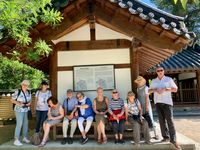 Die Gruppe vor dem Pavillon im Koreanischen Garten