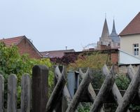Ein Blick &uuml;ber den Gartenzaun in Richtung Altstadt